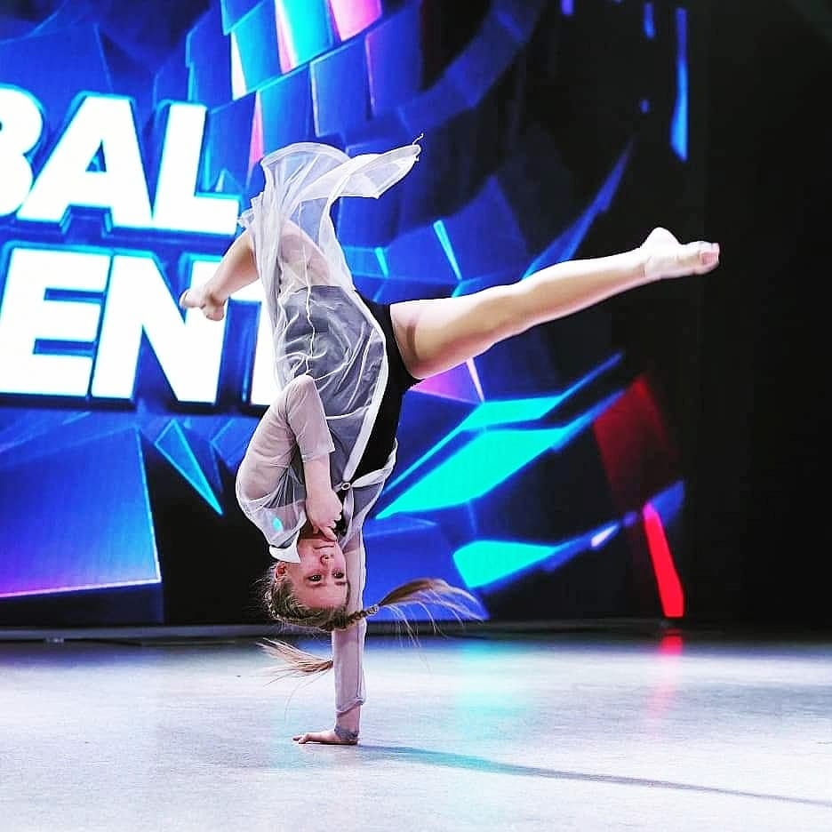 uptown_dance_school_logo